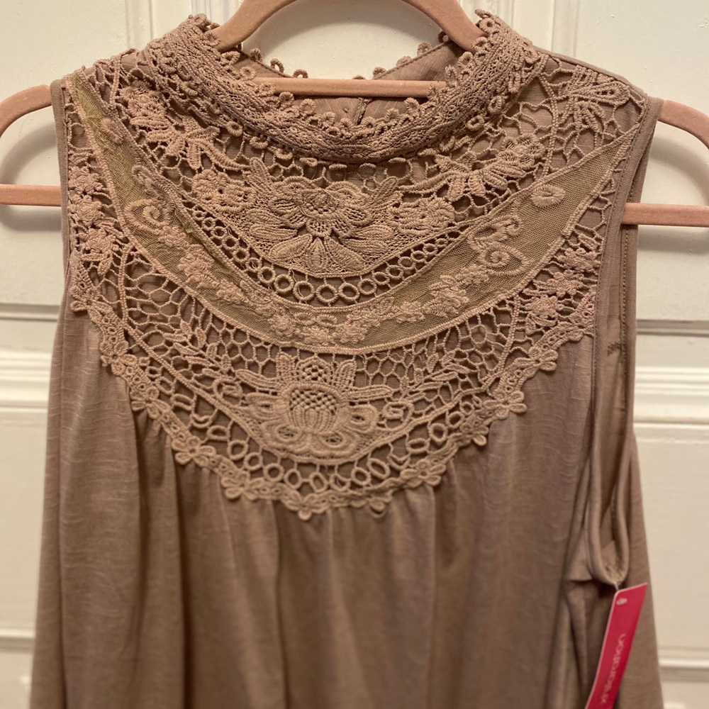 Lace detail sleeveless top! NWT